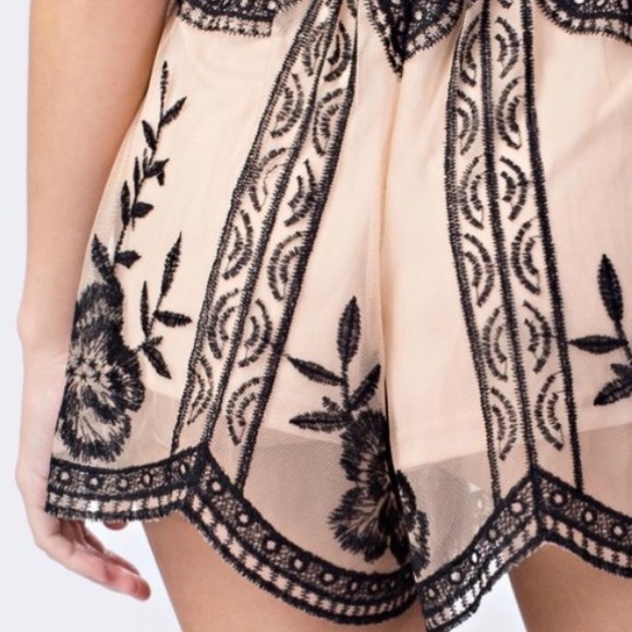 ❤️ Embroidered Lace Short Sleeve Mesh Romper - Picture 7 of 8